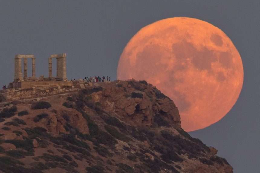 In Photos: The Rise Of The Super Blue Moon Spectacle