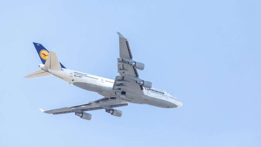Lufthansa Boeing 747 400 Flight Crew Returns To Frankfurt After Engine