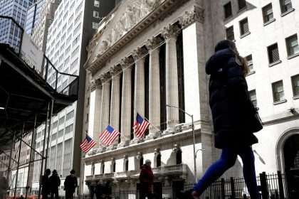 Wall Street Moves Forward, Dollar Weakens Ahead Of Cpi Report
