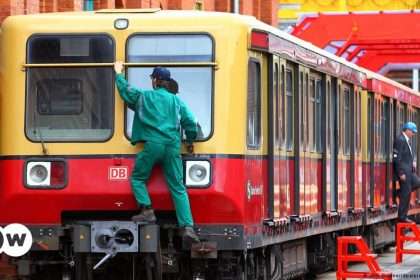 Berlin Bids Farewell To East German Railways – Dw –