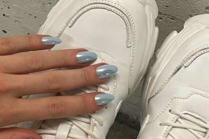 Blue Chrome Nails Give A Big “matte” Vibe For Winter