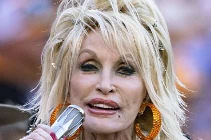 Dolly Parton, 77, Flaunts Her Famous Cleavage In A Dazzling