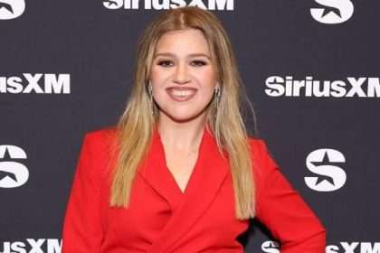 Kelly Clarkson Trims Her Hair Into Wispy Bangs