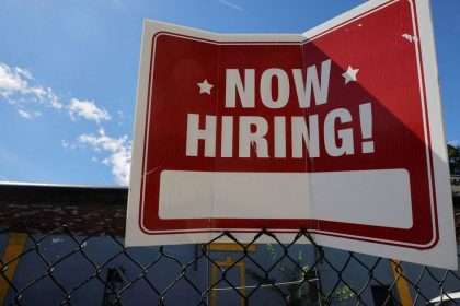 New Us Unemployment Claims Decline; Claims Continue To Rise