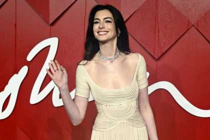 Anne Hathaway Avoids Wardrobe Malfunction At 2023 Fashion Awards