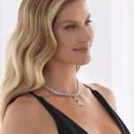 Gisele Bündchen Goes Braless And Speaks With Her Chest Out