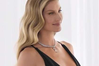 Gisele Bündchen Goes Braless And Speaks With Her Chest Out