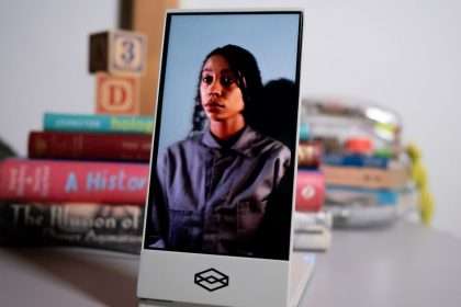 Looking Glass Go Is A Foldable Holographic Display That Fits