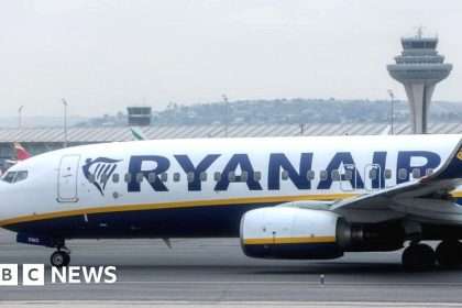 Ryanair Lowers Profit Forecast After Online Travel Agency Uproar