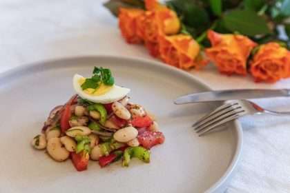 White Kidney Bean Salad With Tomatoes And Spinach
