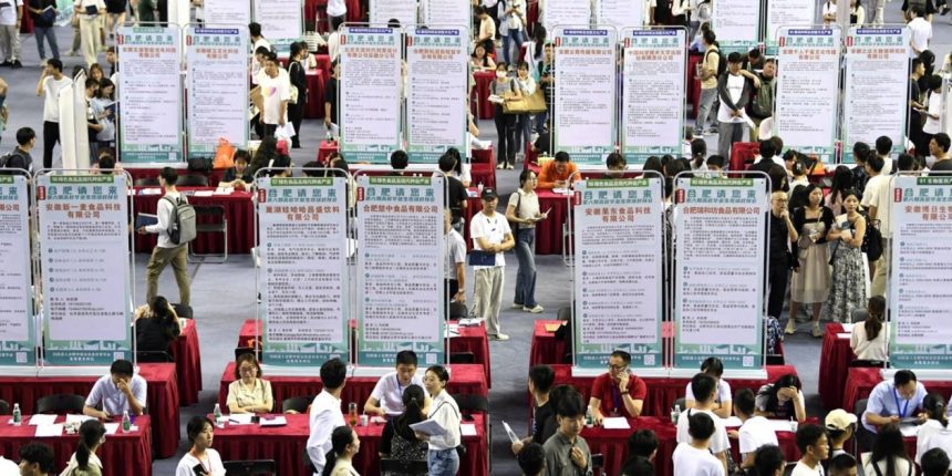Chinese Graduates Face Employment Difficulties, With Only 48% Securing Job