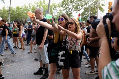 Anti Tourism Protesters In Barcelona Spray Tourists With Water Pistols